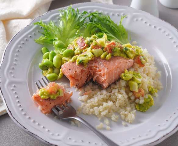 鮭魚花椰菜飯佐酪梨莎莎醬