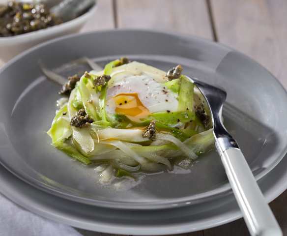 Cintas de espárragos blancos y verdes con huevos y tapenade