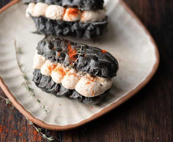 Éclair salati con ricotta al miele e timo