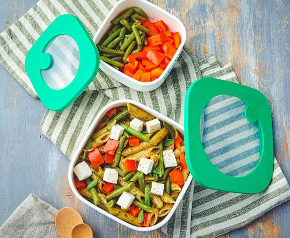 Penne integrali con fagiolini, peperoni e formaggio primo sale