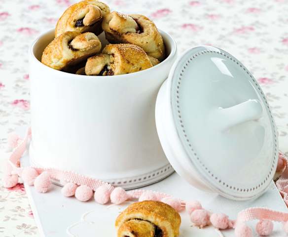 Croissants com recheio de framboesa, nozes e chocolate