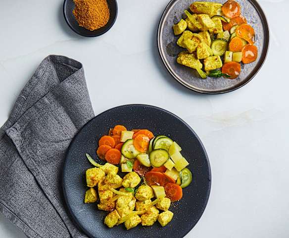 Bocconcini di pollo al curry con patate e verdure