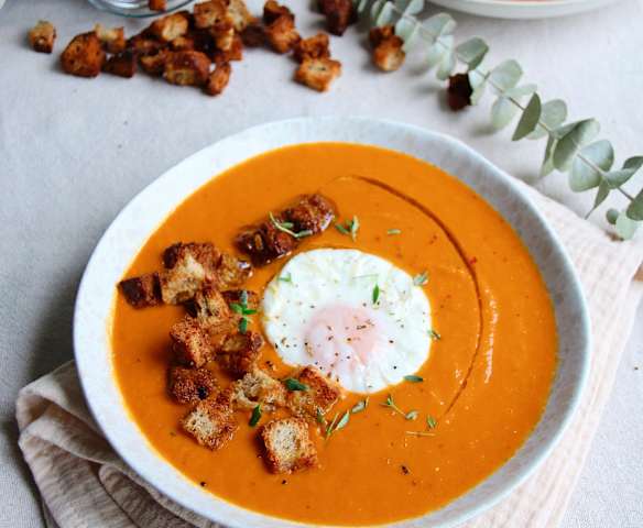 Sopa de pimentos assados com ovo escalfado