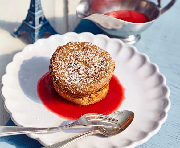 Mandel-Soufflés mit Himbeersauce