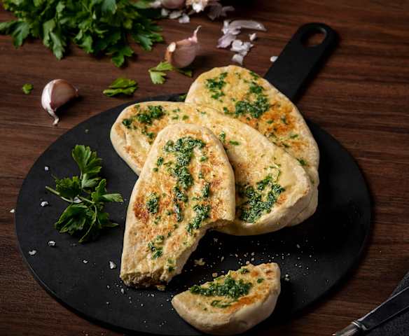 Pan a la plancha con mantequilla de ajo y perejil