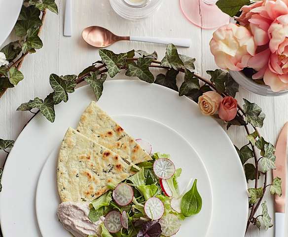 Insalatina con condimento alle noci e piadina alle erbe  (per 2 persone)