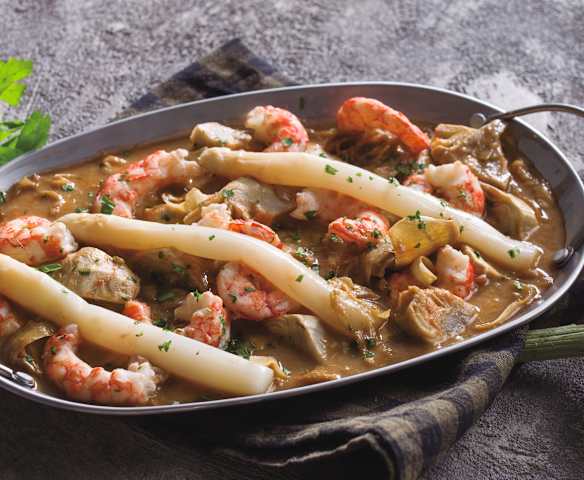 Guiso de alcachofas y espárragos blancos con langostinos
