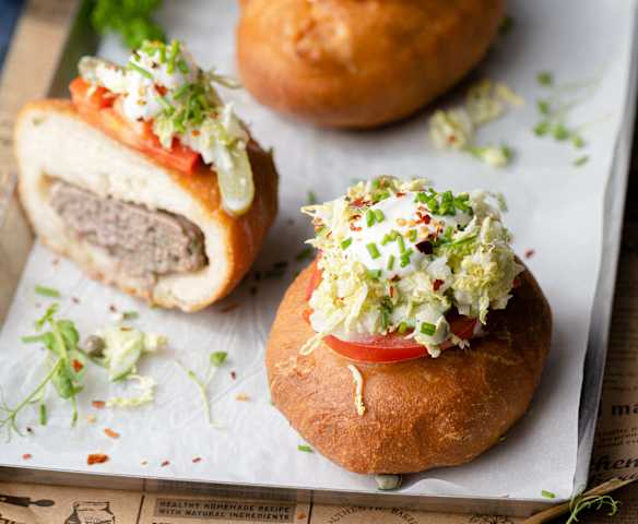 Hambúrguer com pão húngaro (Lángos) e salada Hambúrguer com pão húngaro (Lángos) e salada