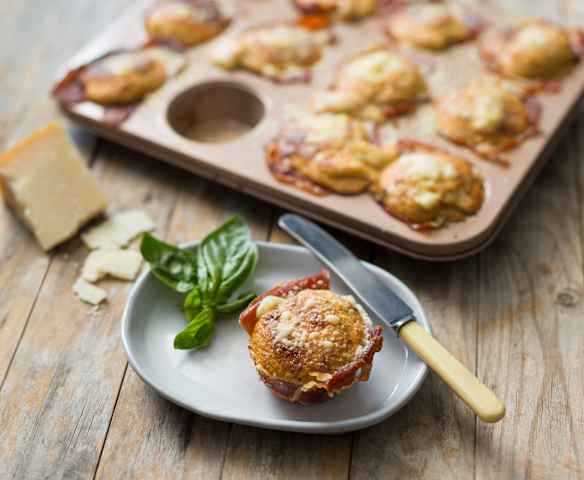 Muffins med parmaskinke og soltørrede tomater Muffins med parmaskinke og soltørrede tomater