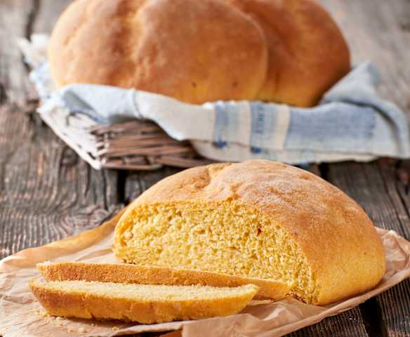 Pane calabrese con farina di mais e fiori di sambuco