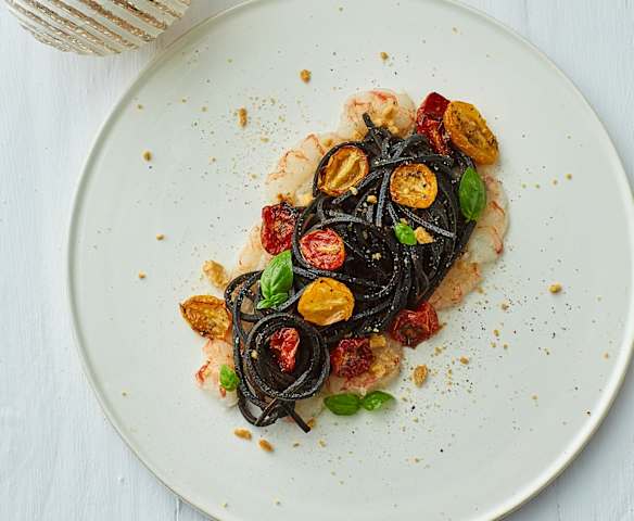 Spaghetti alla chitarra al nero su carpaccio di gamberi e crumble di taralli Spaghetti alla chitarra al nero su carpaccio di gamberi e crumble di taralli