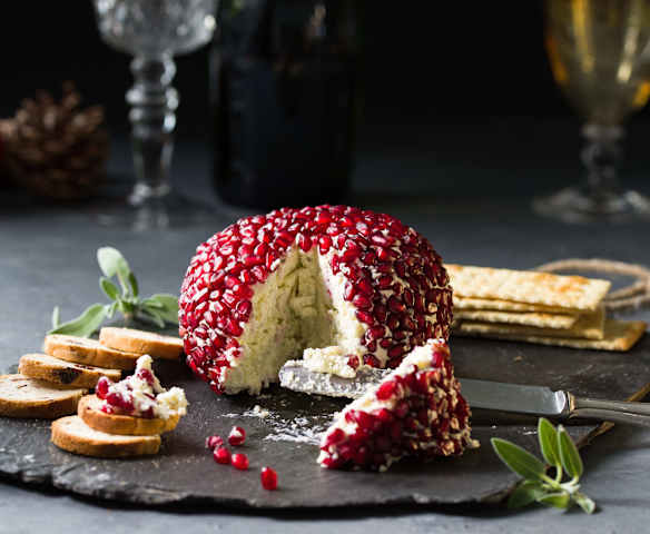 Aperitivo de queso con granada