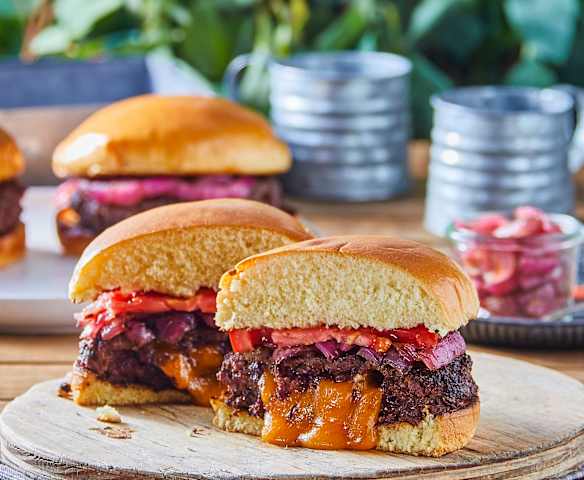 Burgers de bison au cheddar et oignons marinés