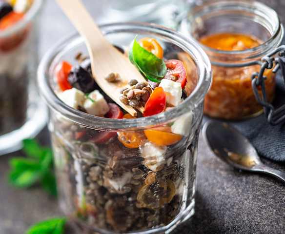 Salade de lentilles, tomates cerise, feta et olives noires