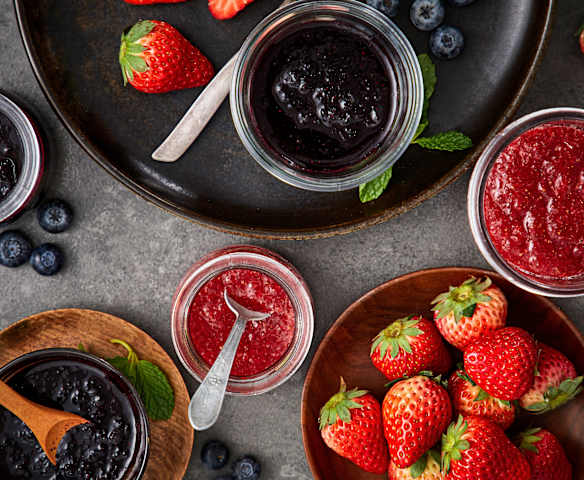 蓝莓和草莓果酱