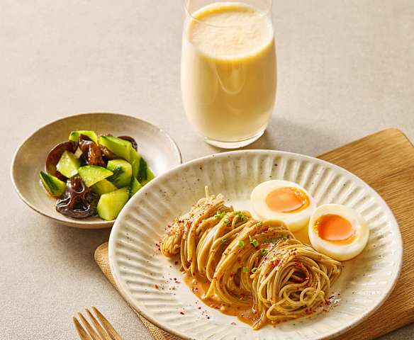 早餐（荞麦热干面、木耳拌黄瓜、木瓜奶昔、溏心蛋）