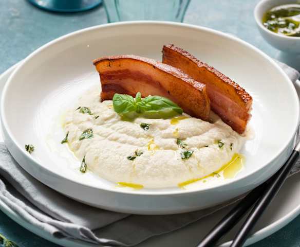 Panceta con puré de coliflor tostada al vacío