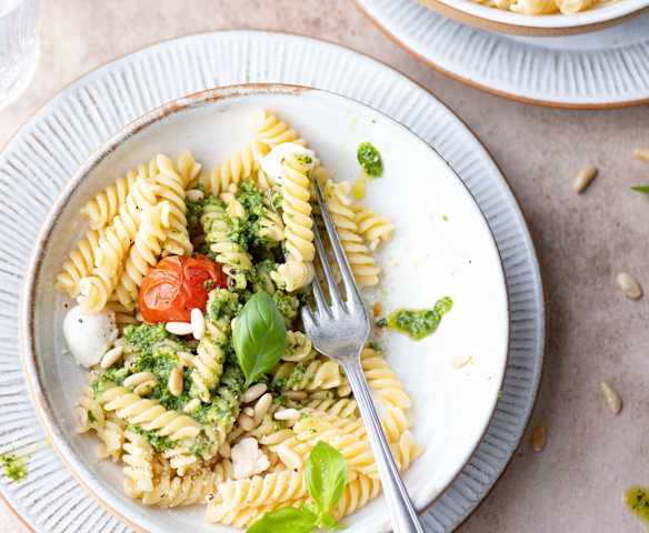 Pasta al pesto estilo italiano con jitomates cherry confitados