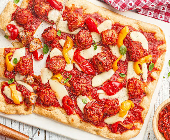 Pizza con albóndigas en salsa de tomate picante, mozzarella y pimiento asado