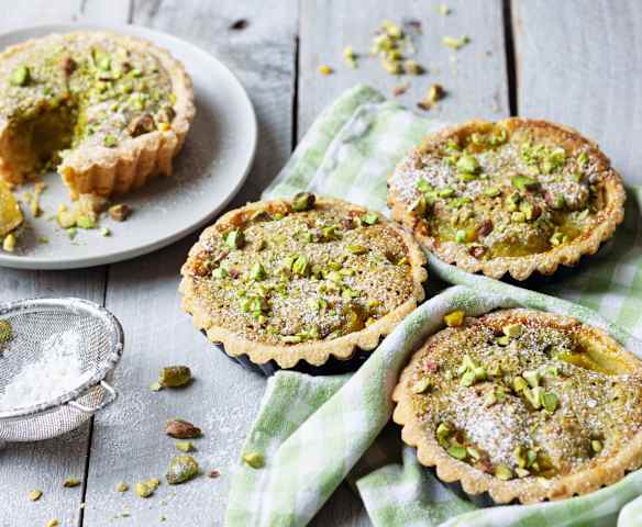 Tartaletas de peras de invierno con pistachos