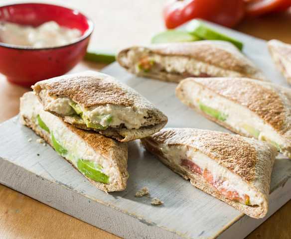 Quesadillas de pavo, huevo duro y aguacate