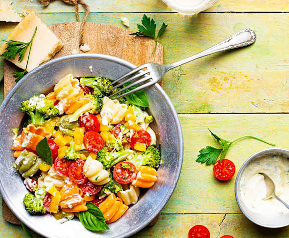 Ensalada de pasta con salsa de parmesano