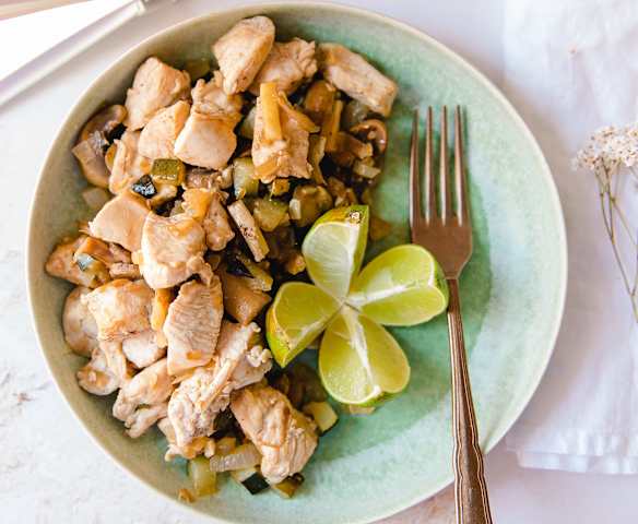 Cubinhos de frango salteados com cogumelos e molho tamari Cubinhos de frango salteados com cogumelos e molho tamari