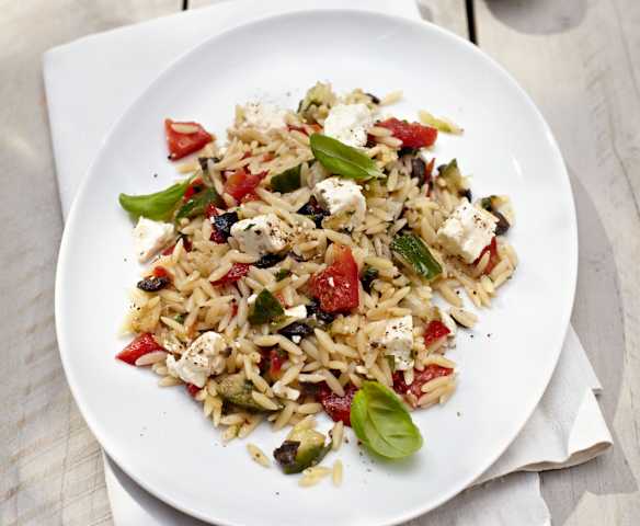 Risoni-Salat mit Feta und Oliven