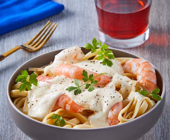 Fetuccini con salsa Alfredo y camarones