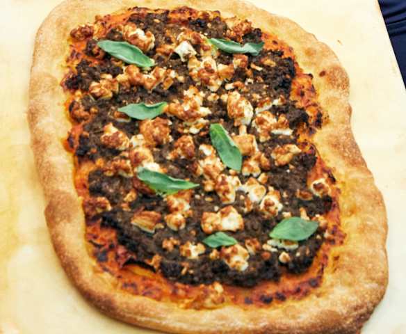 Pizza aubergine, feta et basilic par Eric Guérin