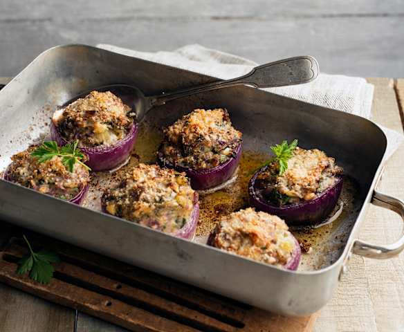 Überbackene Zwiebeln mit Erdäpfelfülle