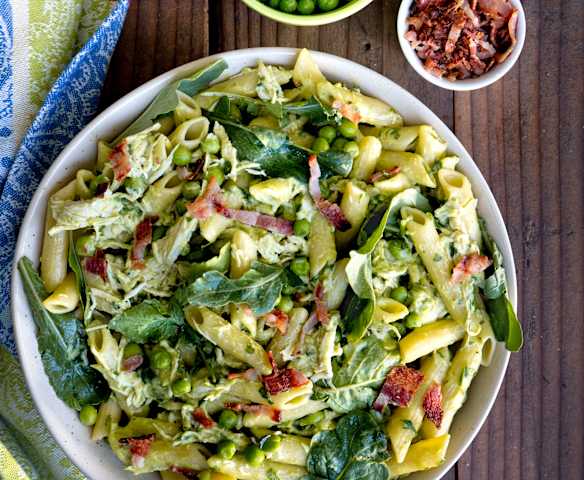 Ensalada de pasta con pollo, arvejas y salsa de palta