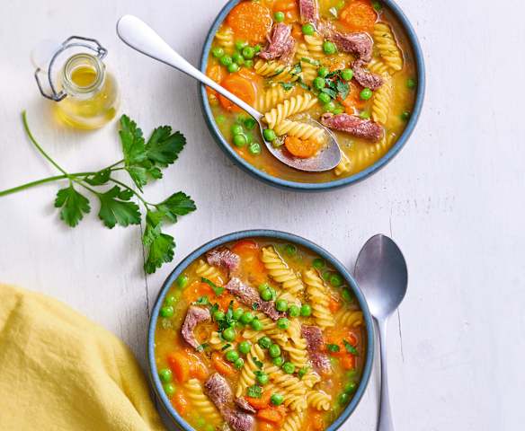 Soupe de bœuf aux légumes et fusilli