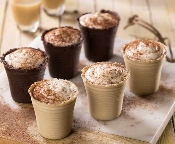 Bicchierini di cioccolato ripieni di mousse al whisky Bicchierini di cioccolato ripieni di mousse al whisky
