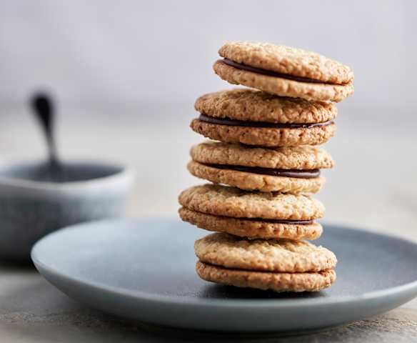 Bolachas de aveia com recheio de chocolate