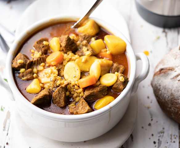 Cholent med vintergrøntsager og oksekød Cholent med vintergrøntsager og oksekød