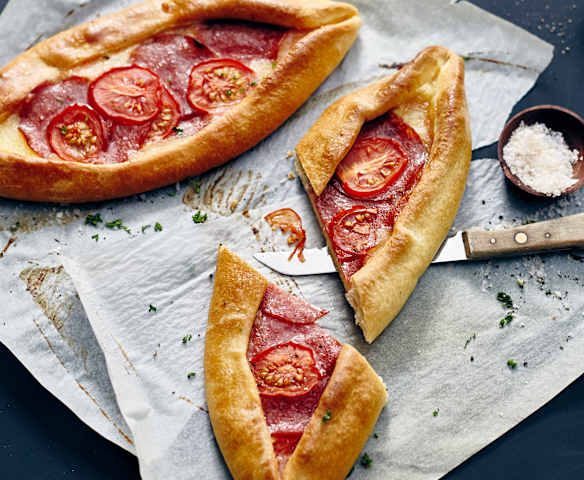 Pide mit Tomaten, Bergkäse und Mozzarella Pide mit Tomaten, Bergkäse und Mozzarella
