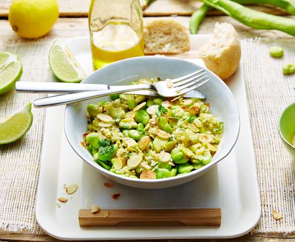 Salade de fèves au citron, amandes grillées et coriandre
