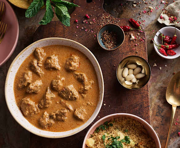 Curry de cordero y cuscús con pepino y menta en cocción lenta