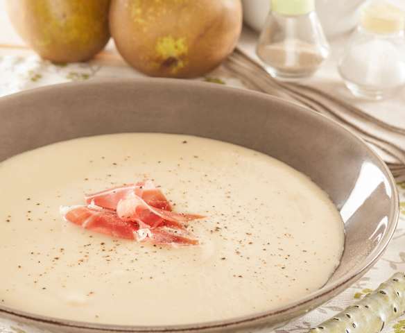 Crema de puerros y pera con jamón