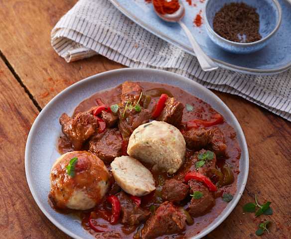 Rindergulasch mit Semmelknödeln