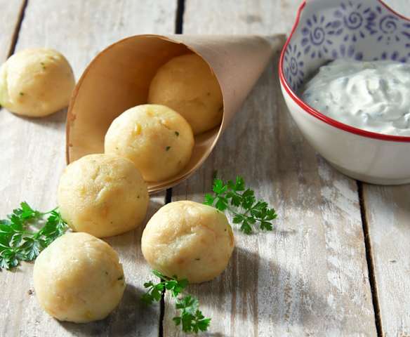 Fish balls with yoghurt sauce