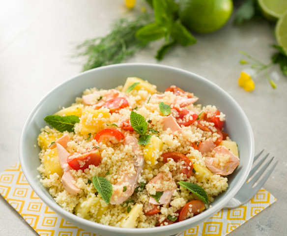 Cuscús de salmón al vapor con piña