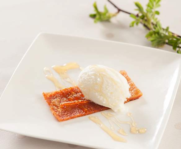 Helado de queso de cabra con sirope de cerveza