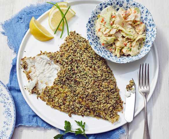 Maischolle mit Pumpernickelkruste und Salat