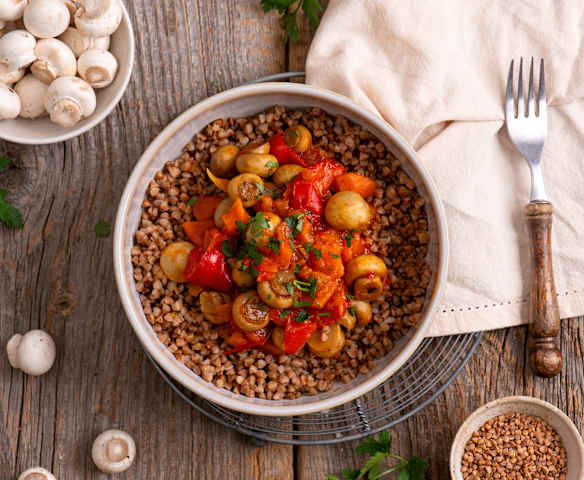 Kasza gryczana z sosem pieczarkowo-pomidorowym