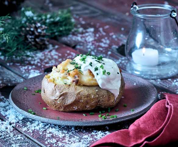 Gefüllte Ofenkartoffeln mit Sour-Cream-Dip