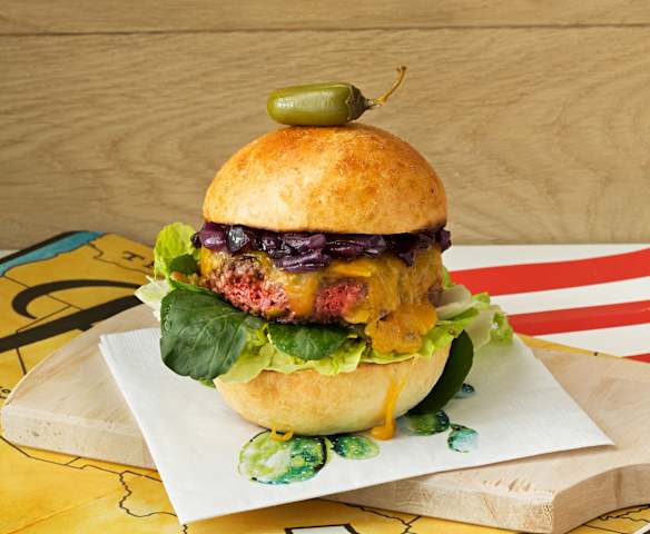 Rindfleisch-Oliven-Burger mit karamellisierten Zwiebeln