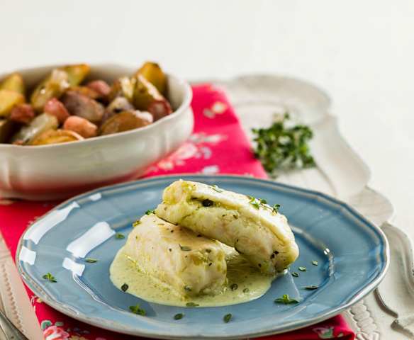 Medalhões de pescada a vapor com batatas novas e rabanetes