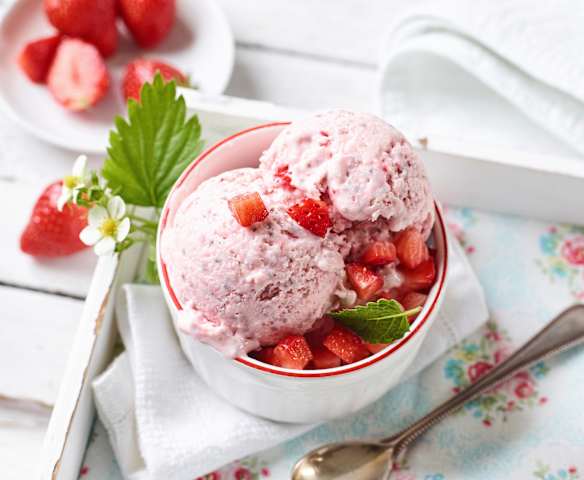 Erdbeer-Joghurt-Eis mit Chiasamen